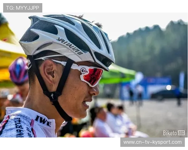 自行车下坡赛选手像贴着地面飞行