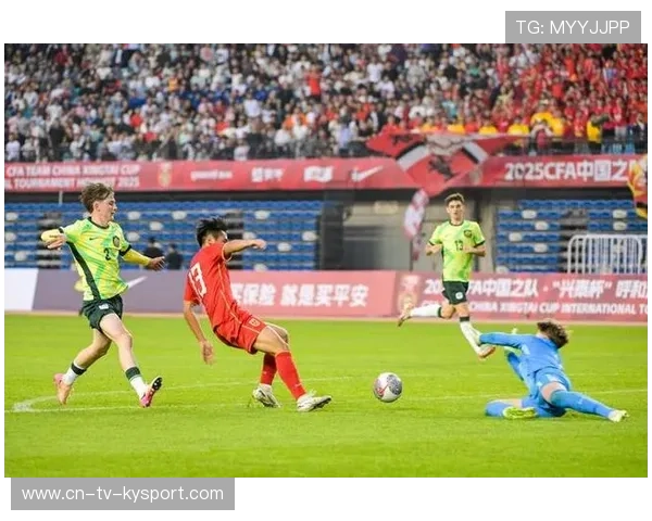 中国足球国家队针对高压比赛环境训练心理抗压能力，足球高压防守