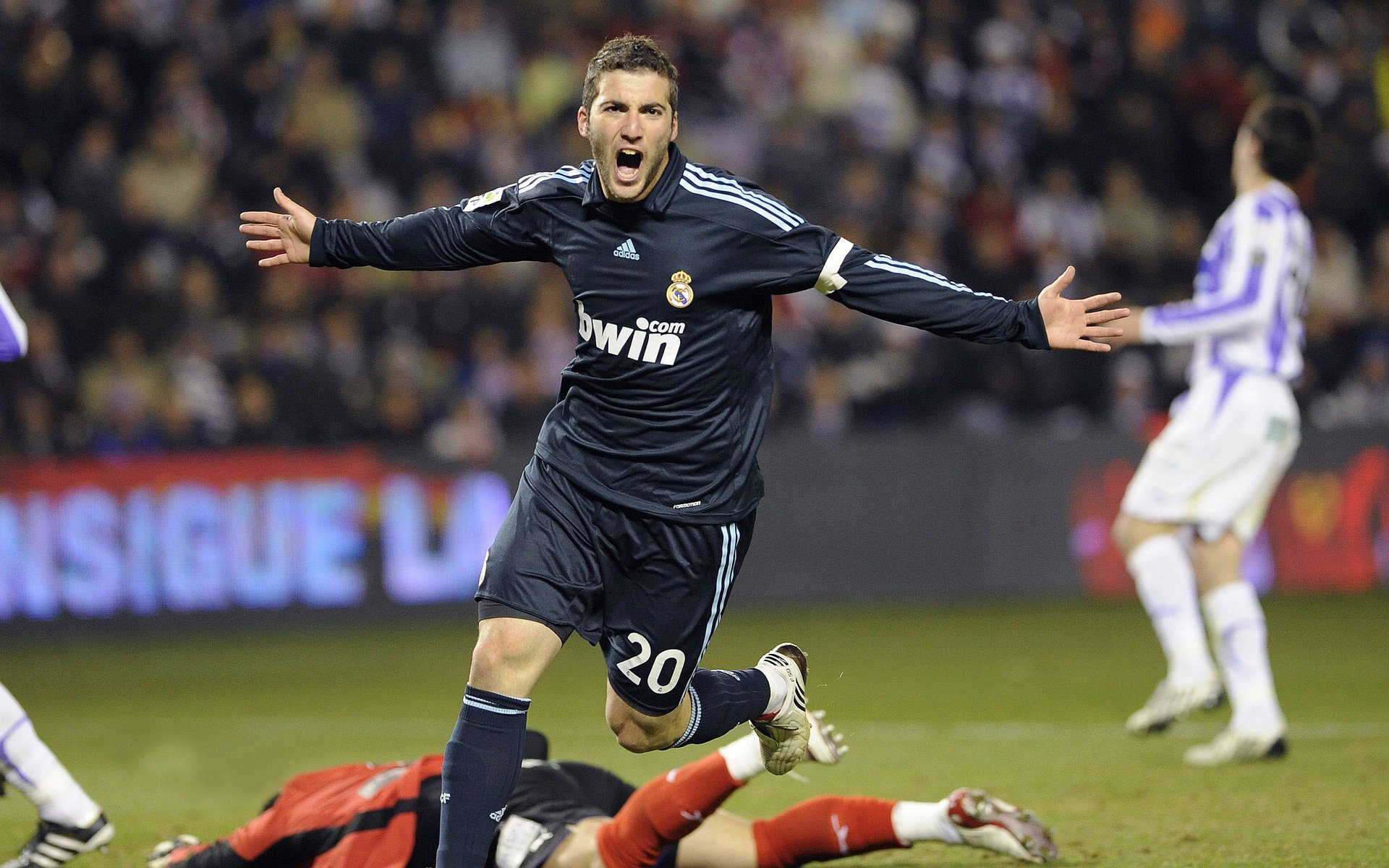 球迷们的热情支持，点燃赛场激情！，足球热情